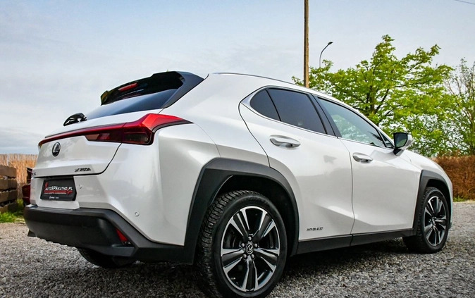 Lexus UX cena 139000 przebieg: 99000, rok produkcji 2019 z Kutno małe 154